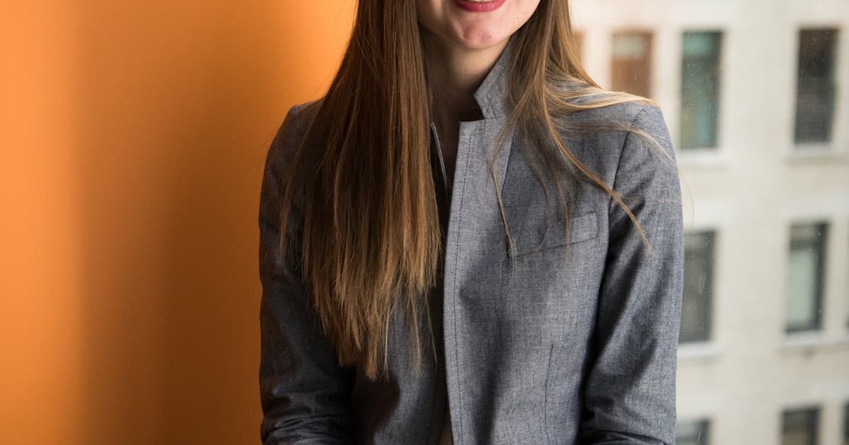 Funcionario del Estado trabajando en oficina administrativa pública